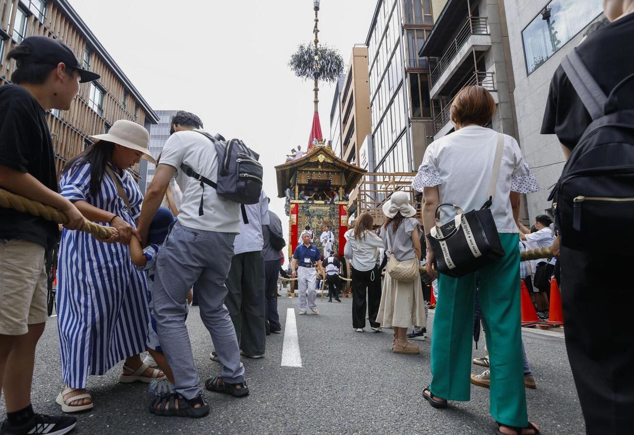 祇園祭前祭の山鉾巡行を前に行われた函谷鉾の「曳き初め」（共同）