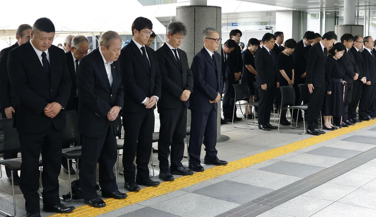 小学女児らが死亡した集団食中毒から30年となり、堺市役所前の追悼式典で黙とうする参列者ら＝12日午後(共同)