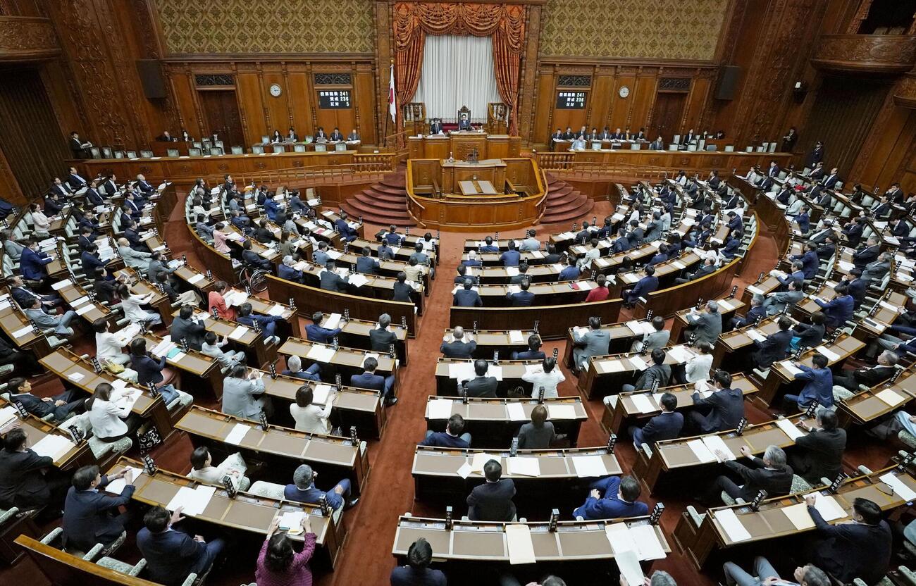 防災庁の設置関連法を可決、成立した参院本会議（共同）