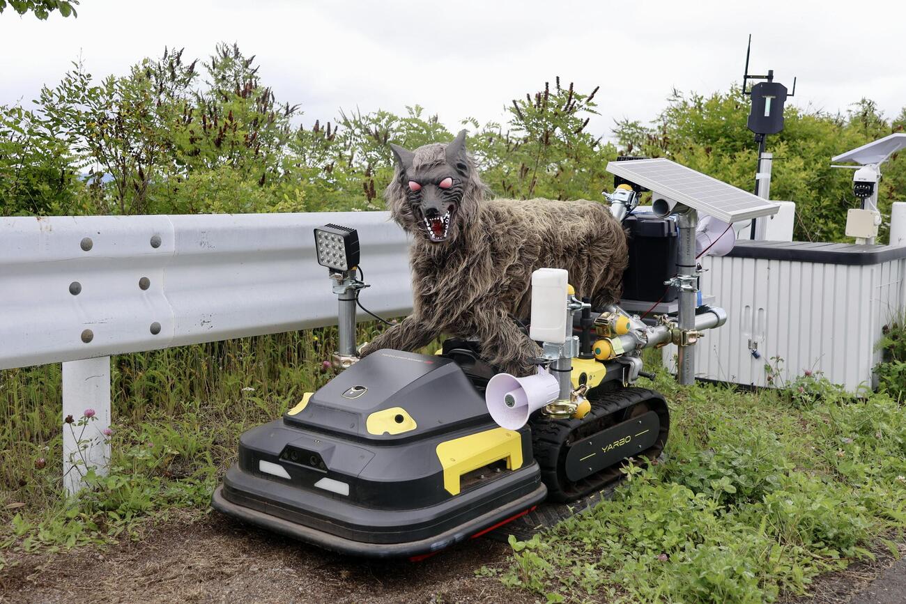 野生動物の侵入を防ぐため北海道の釧路空港に本格導入された自走式の撃退装置「モンスターウルフ」＝13日午前(共同)