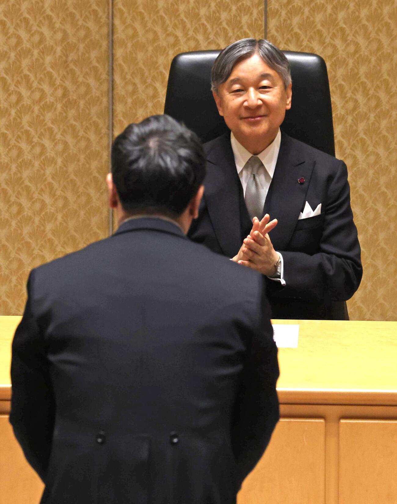 日本学士院賞の第116回授賞式で拍手を送られる天皇陛下＝13日午前、東京・上野の日本学士院会館（代表撮影）(共同)