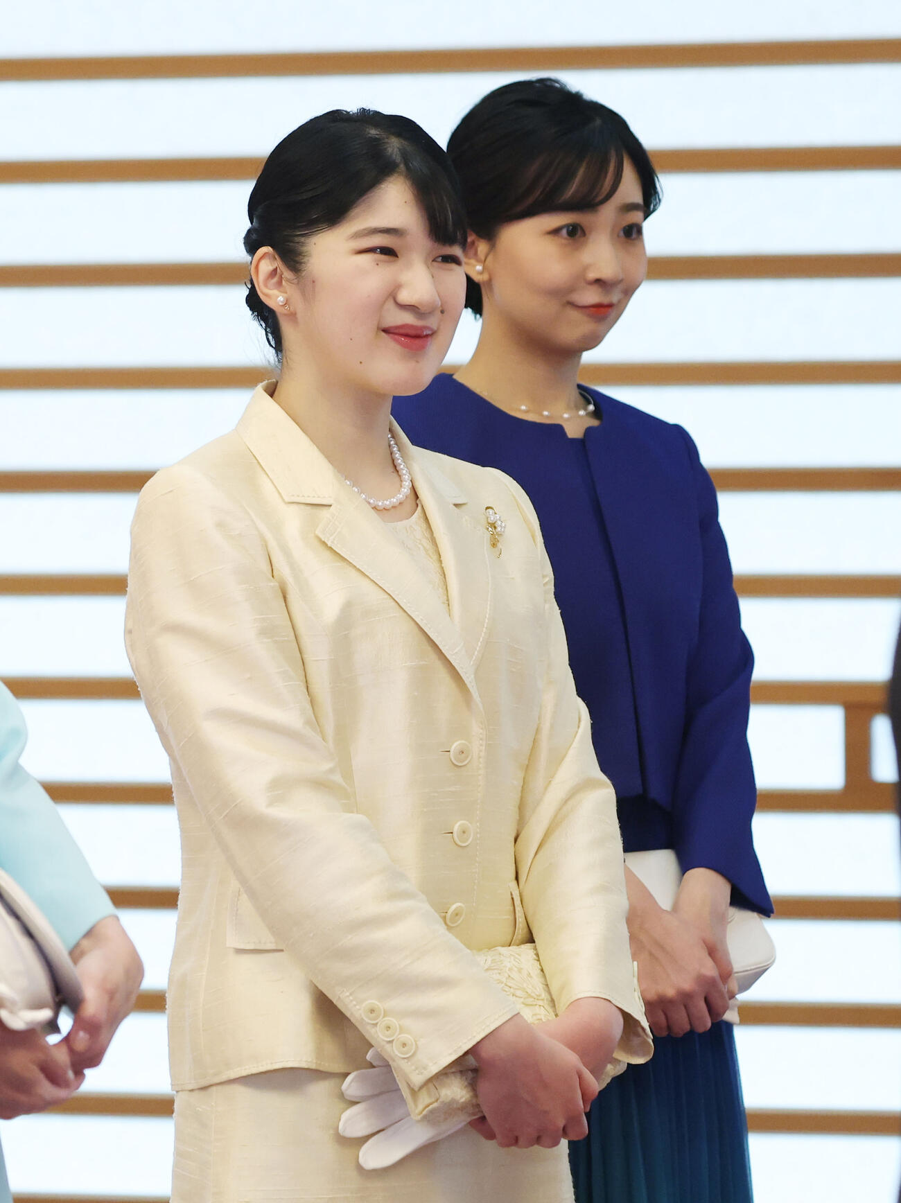 日本学士院賞の受賞者から作品の説明を受けられる愛子さまと佳子さま＝13日午後、宮殿・春秋の間（代表撮影）(共同)