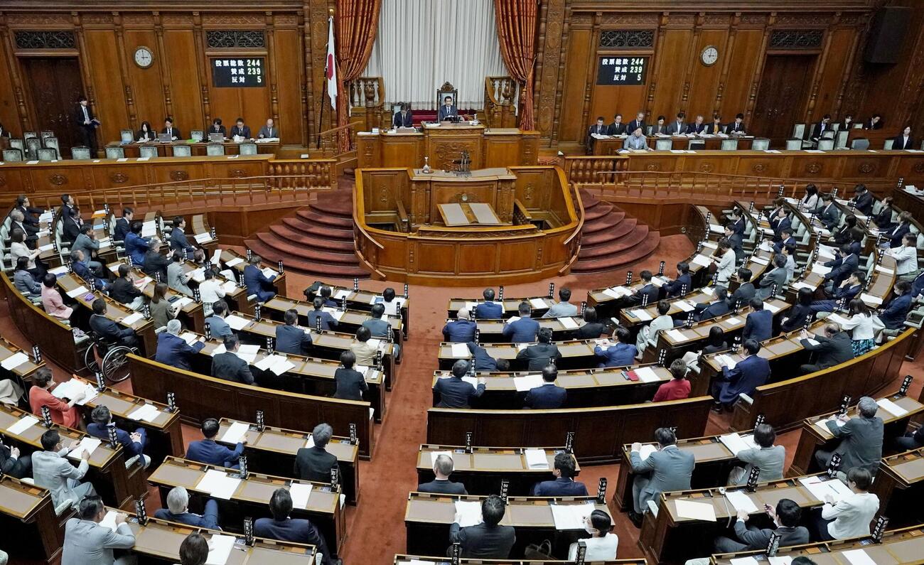 選挙運動に関するSNS対策の改正法を可決、成立した参院本会議（共同）