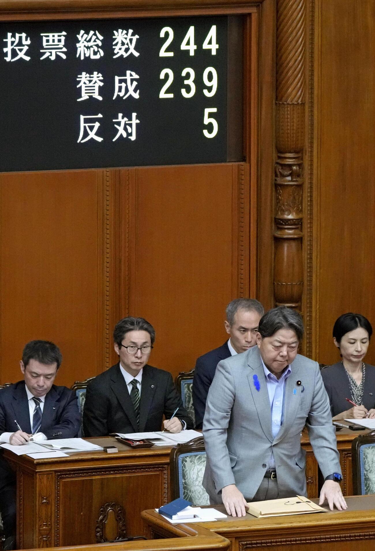 参院本会議で選挙運動に関するSNS対策の改正法が可決、成立され、一礼する林総務相（共同）