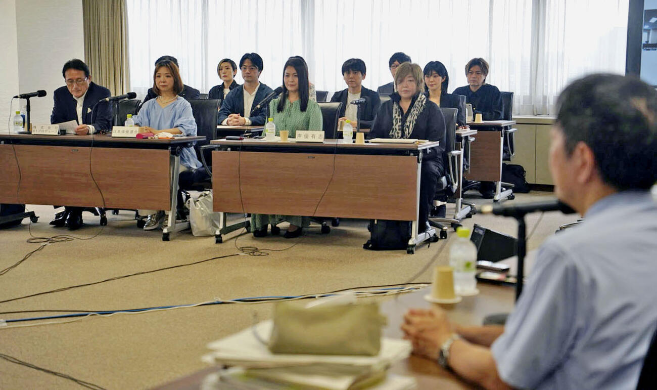 法務省の有識者検討会で被害を訴える声優ら＝5月（共同
）