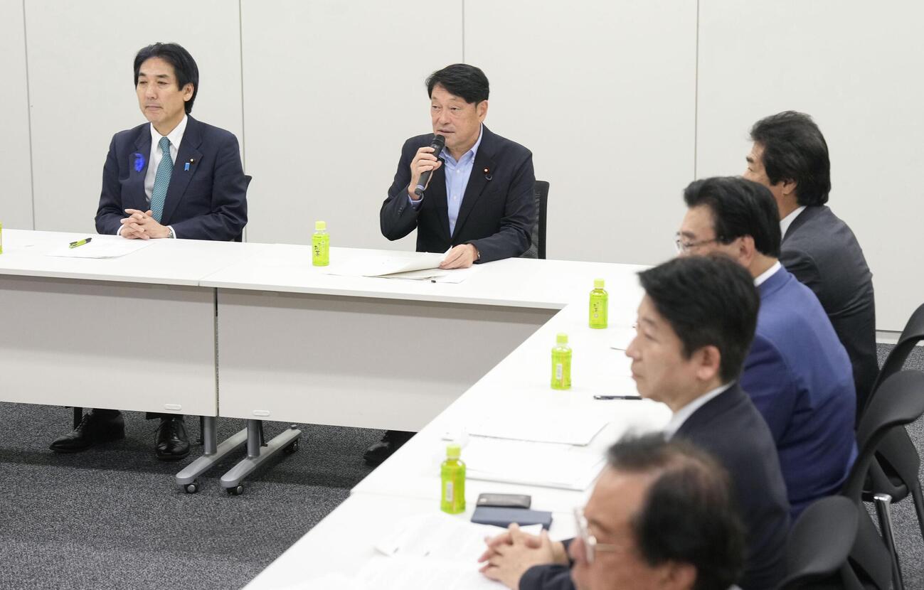 社会保障国民会議の実務者会議であいさつする自民党の小野寺五典税調会長（左から2人目）。左端は城内経済財政相（共同）