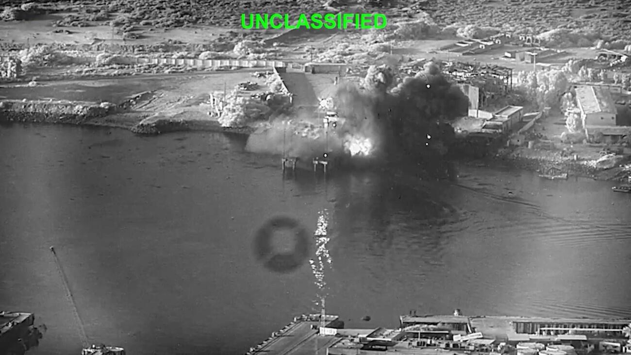 米軍が公開した、イラン南部バンダルアバスの海軍基地での12日の爆発の様子。米軍は無人艇3隻で攻撃した（米中央軍提供、AP＝共同）
