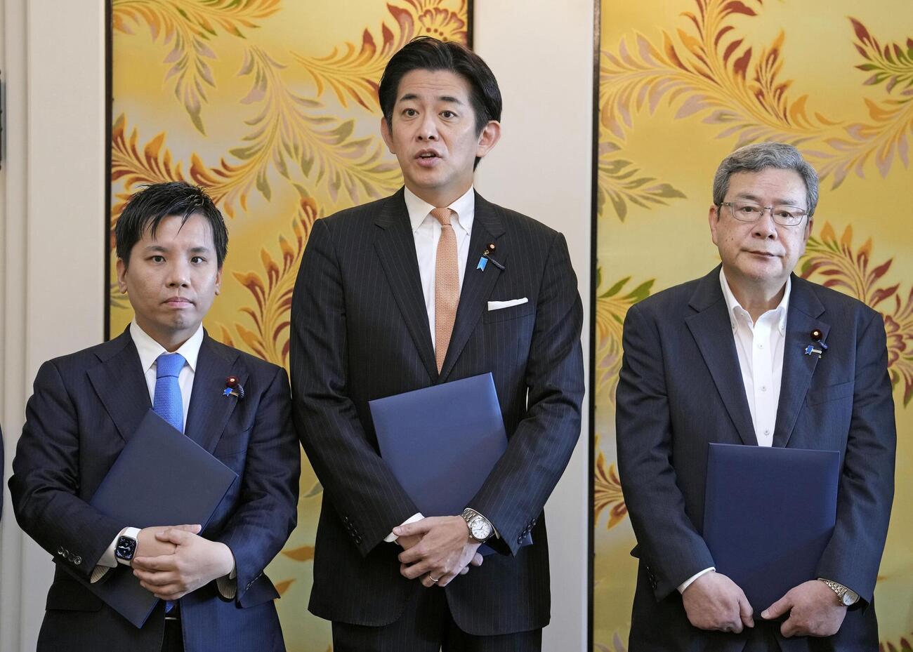 会談後、取材に応じる自民党の小林政調会長。右は日本維新の会の中司幹事長、左はチームみらいの高山幹事長（共同）