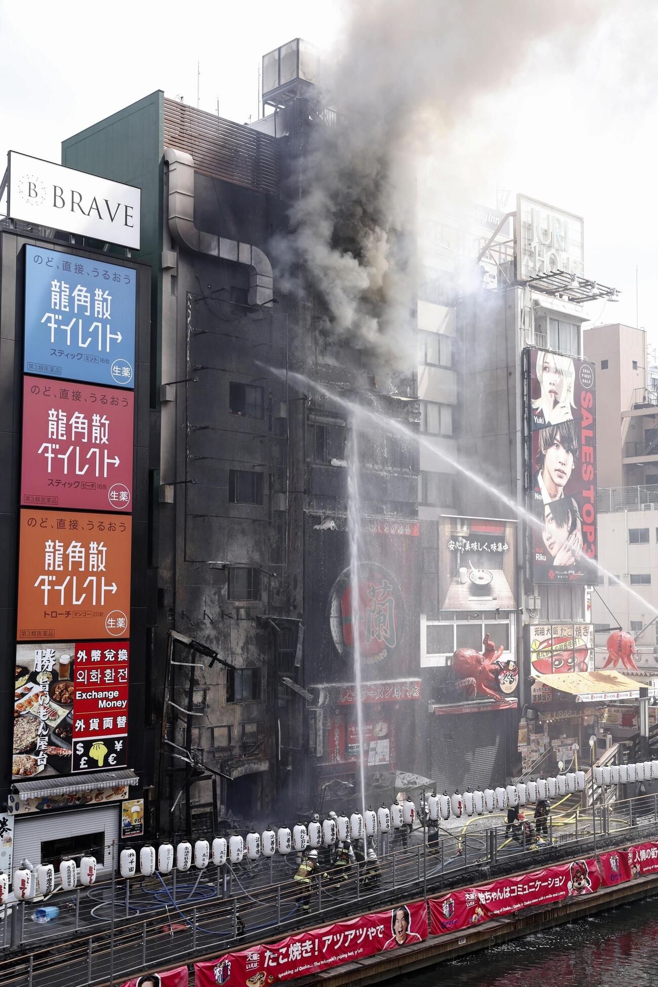 大阪・道頓堀のビル火災現場＝2025年8月（共同）
