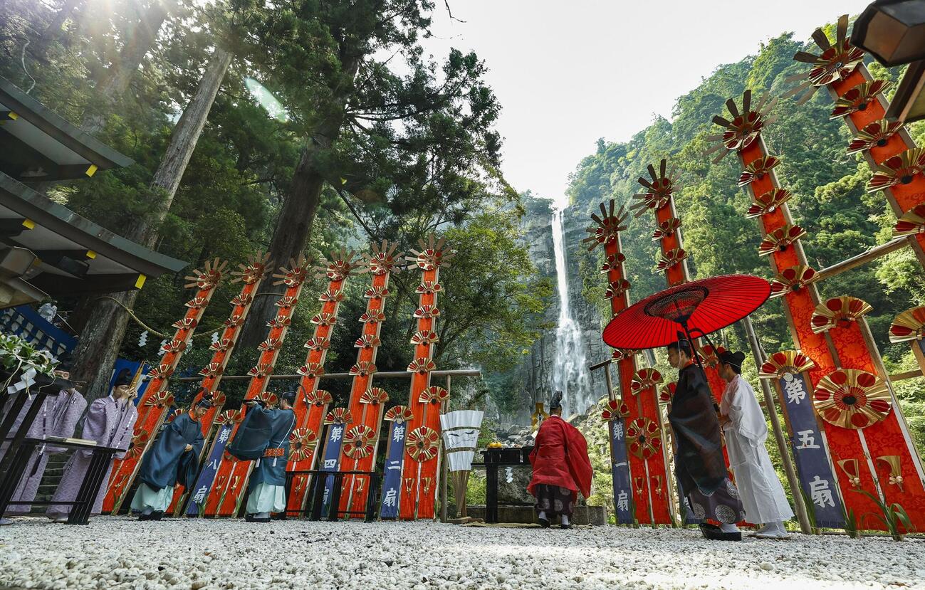 「那智の扇祭り」で、那智の滝前に到着した扇みこし（共同）
