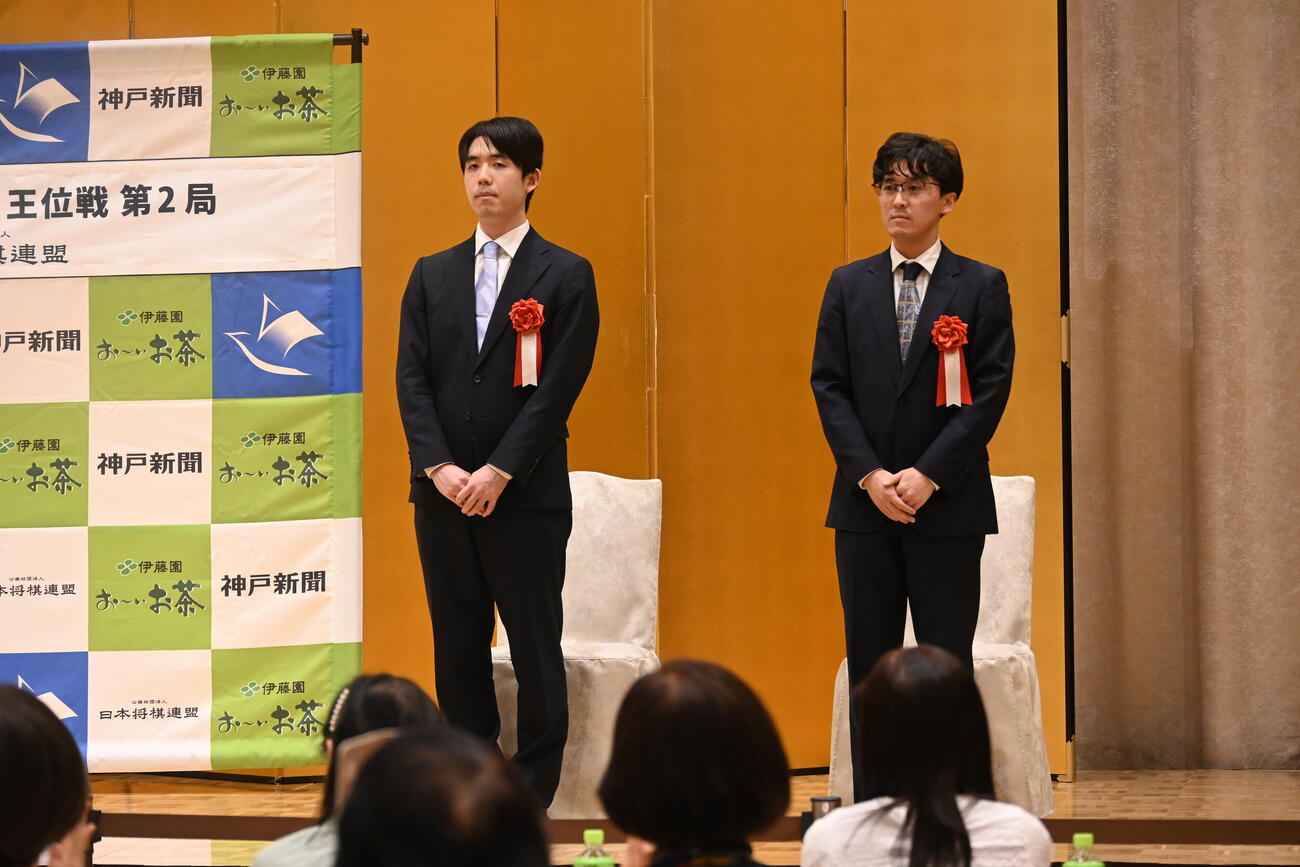 王位戦7番勝負第2局、有馬温泉対局の前夜祭に出席した藤井聡太王位（左）伊藤匠2冠（撮影・松浦隆司）