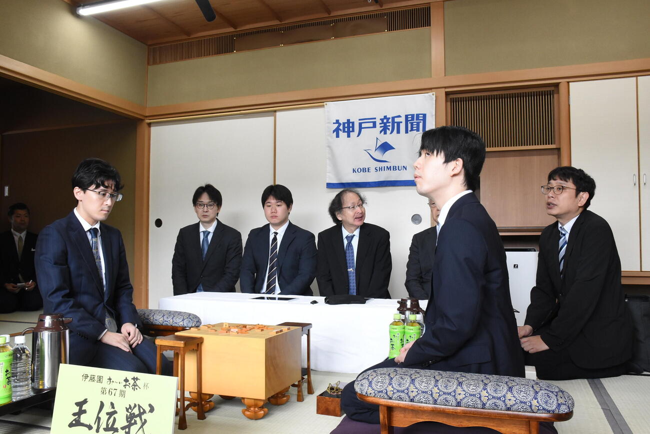 王位戦7番勝負第2局、有馬温泉対局の前日検分を行った藤井聡太王位（右）伊藤匠2冠（日本将棋連盟提供）
