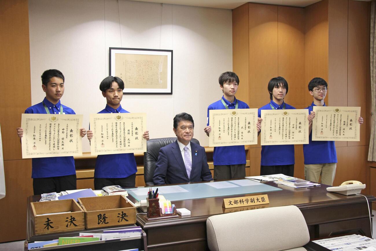 国際物理オリンピックでメダルを獲得した生徒たち。左から3人目は文科省の小林茂樹副大臣＝14日午後、東京都千代田区(共同)