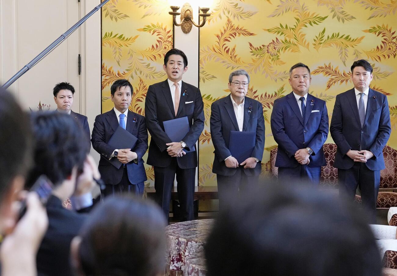 3党幹部との会談後、取材に応じる自民党の小林政調会長（右から4人目）ら（共同）