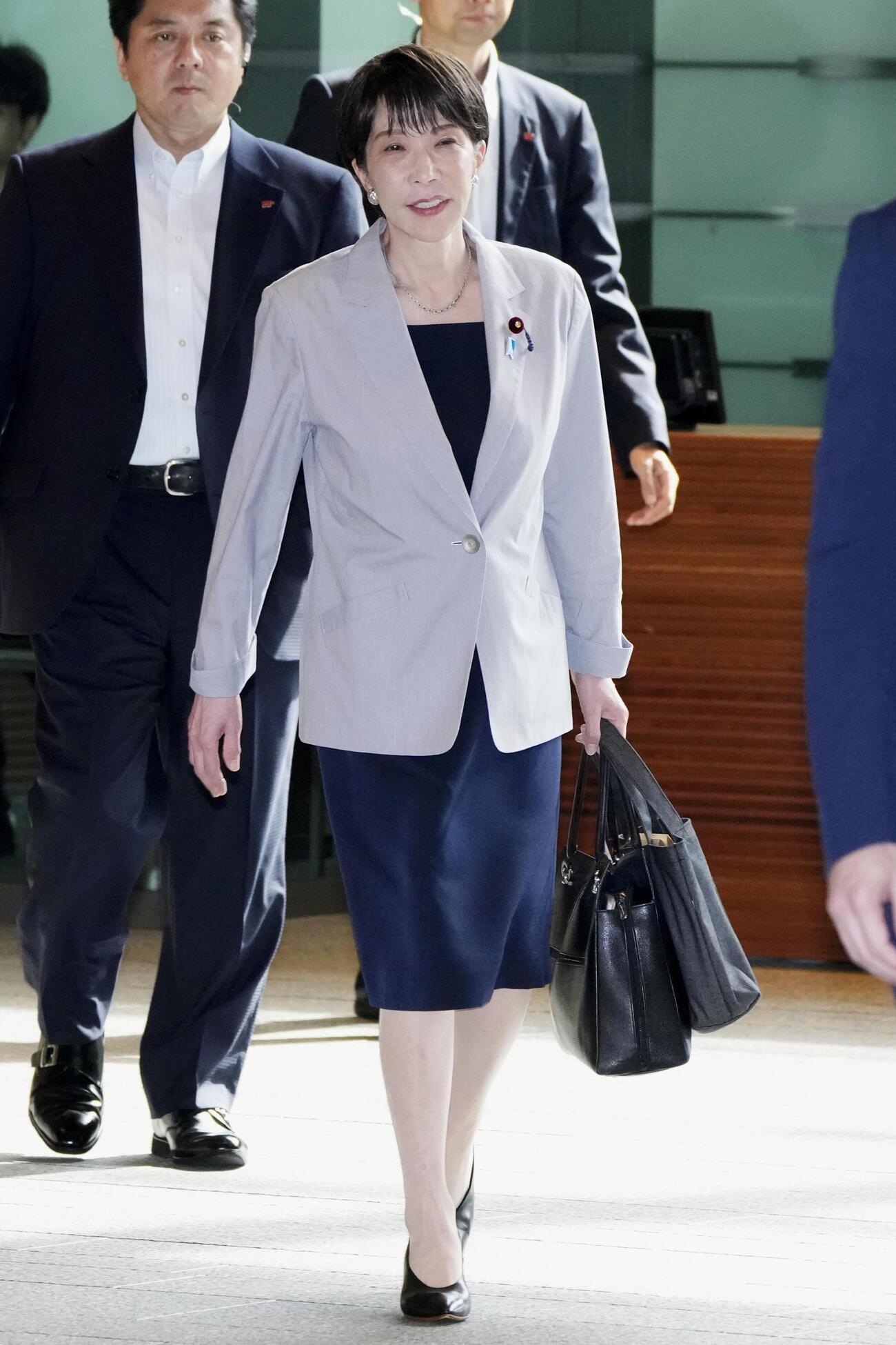 首相官邸に入る高市首相（共同）