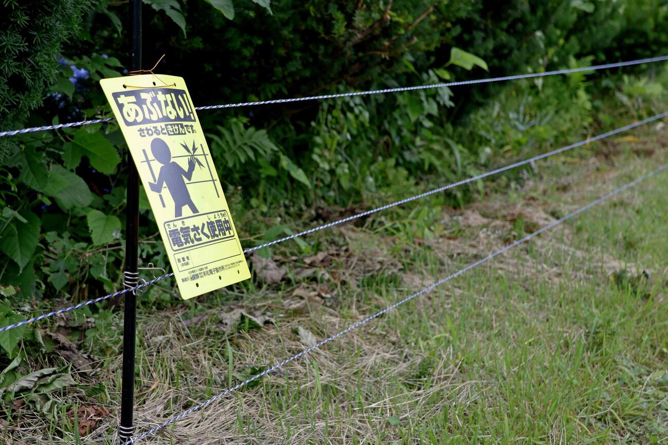 山本光雄さん宅に設置された、クマの侵入を防ぐ電気柵＝7月、岩手県雫石町(共同)