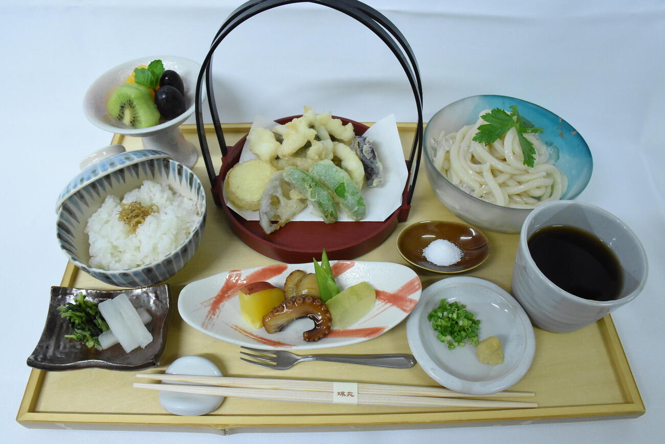 藤井聡太王位昼食「淡路産鱧と夏野菜の天麩羅とうどん膳」（日本将棋連盟提供）
