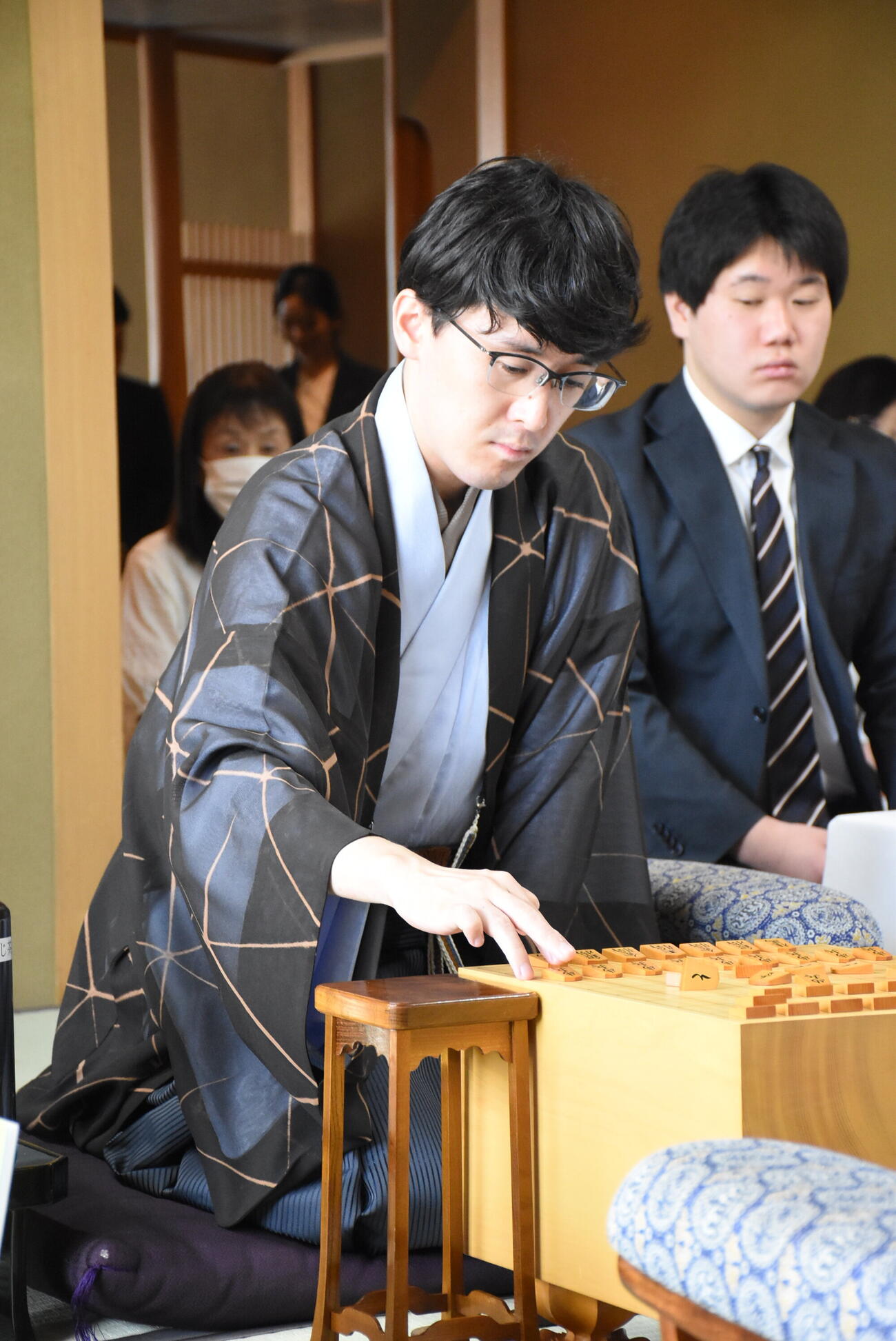 王位戦7番勝負第2局に臨んだ伊藤匠2冠（日本将棋連盟提供）