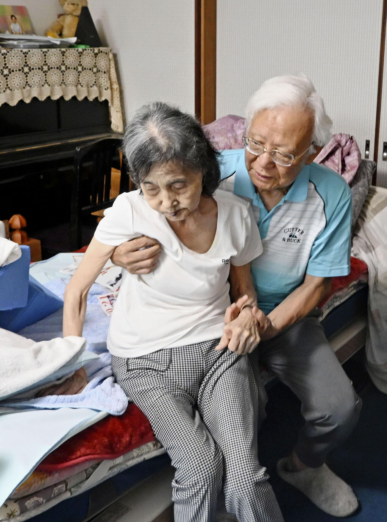 自宅で妻節子さん（左）を介護する堀江透さん＝13日、茨城県つくば市(共同)