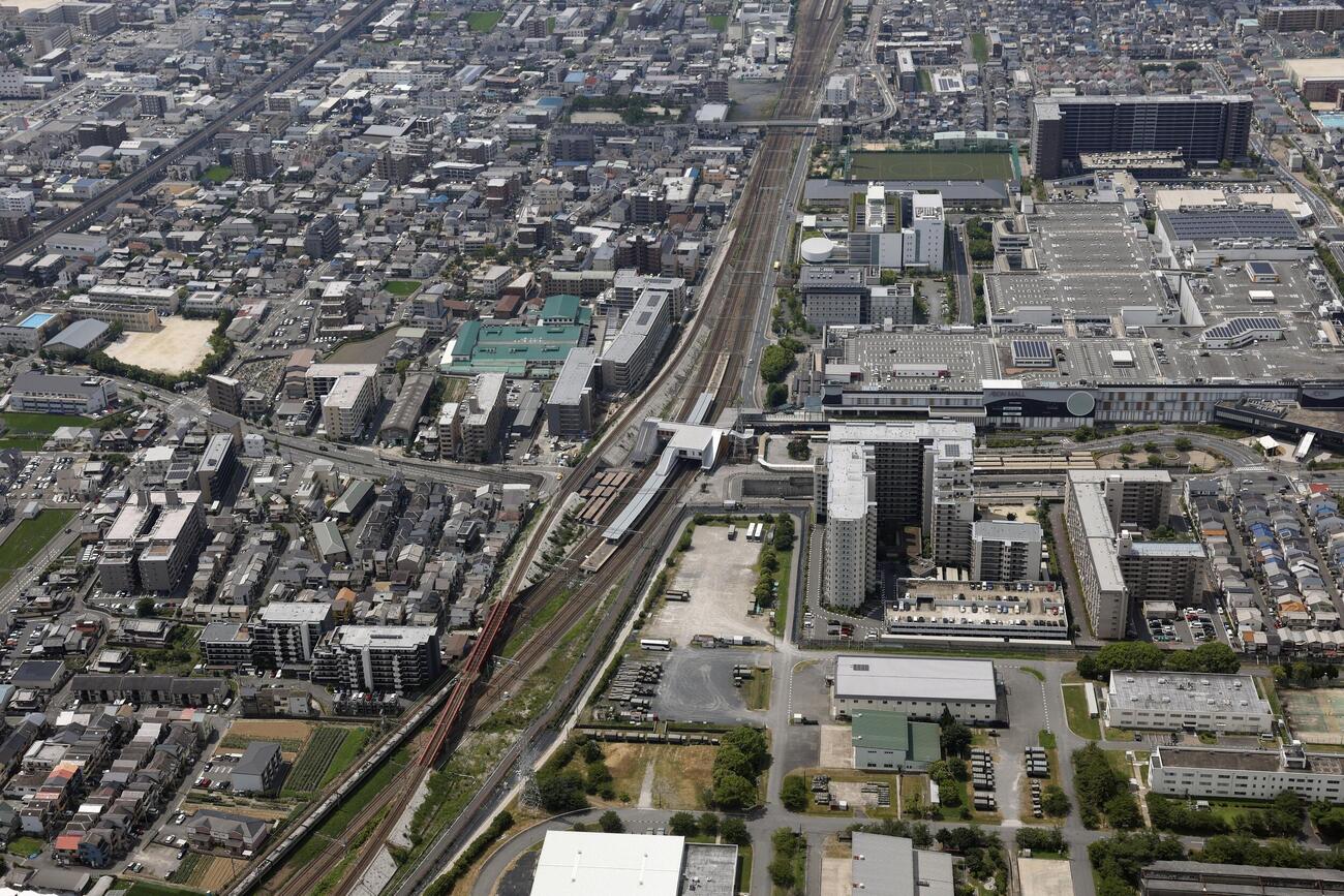京都市南区のJR桂川駅（中央）＝15日午前（共同通信社ヘリから）