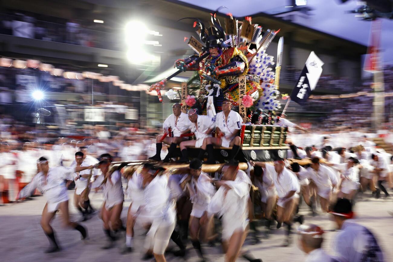福岡の夏を彩る伝統の祭り「博多祇園山笠」の「追い山笠」で、櫛田神社の境内を駆け抜ける「千代流」の舁き山笠