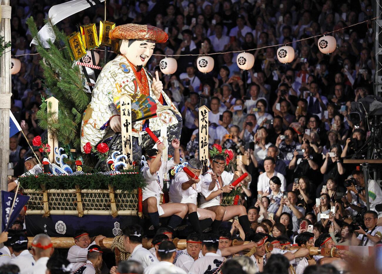 博多祇園山笠の「追い山笠」で、櫛田神社の境内を駆け抜ける「中洲流」の舁き山笠