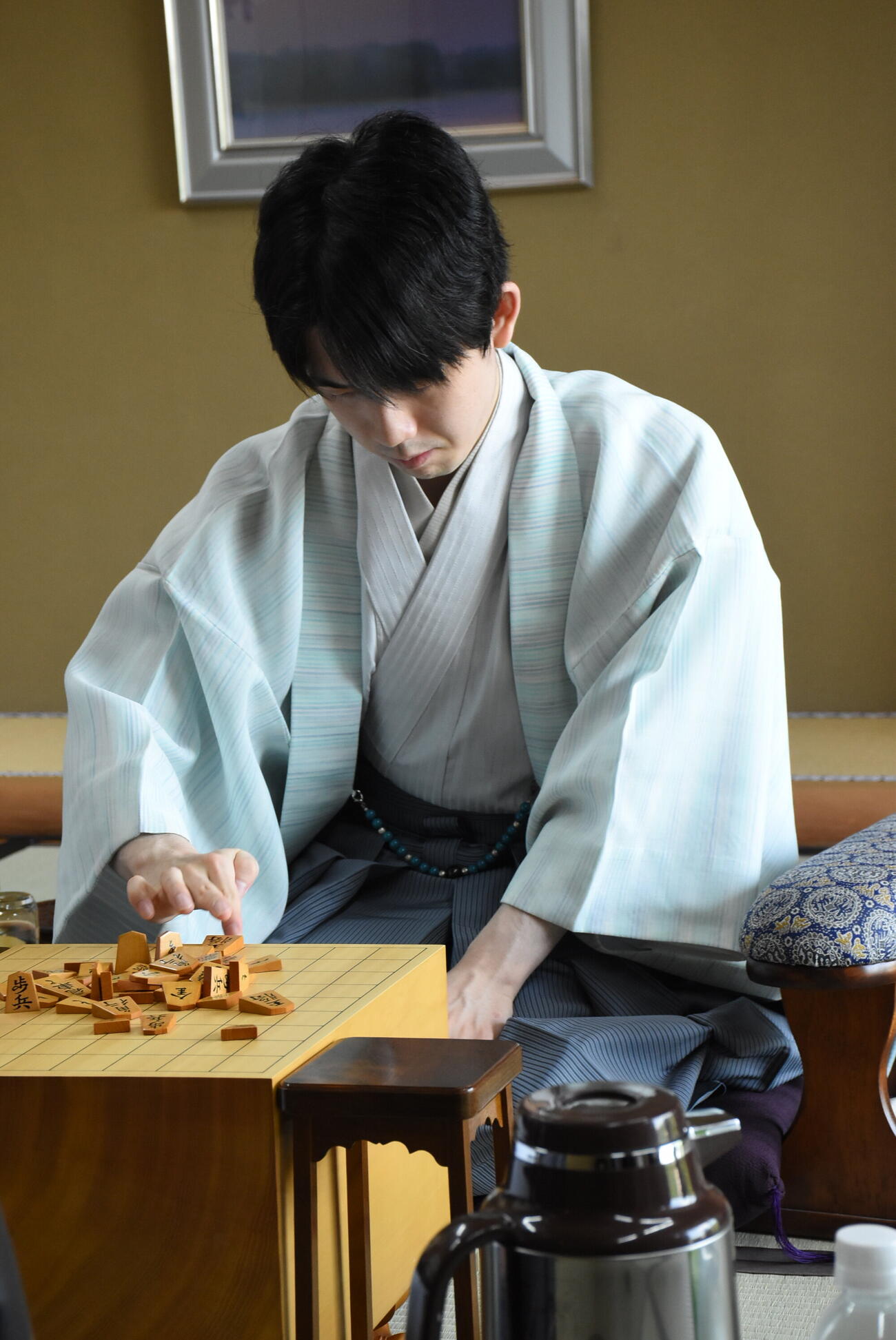王位戦7番勝負第2局に臨んだ藤井聡太王位（日本将棋連盟提供）