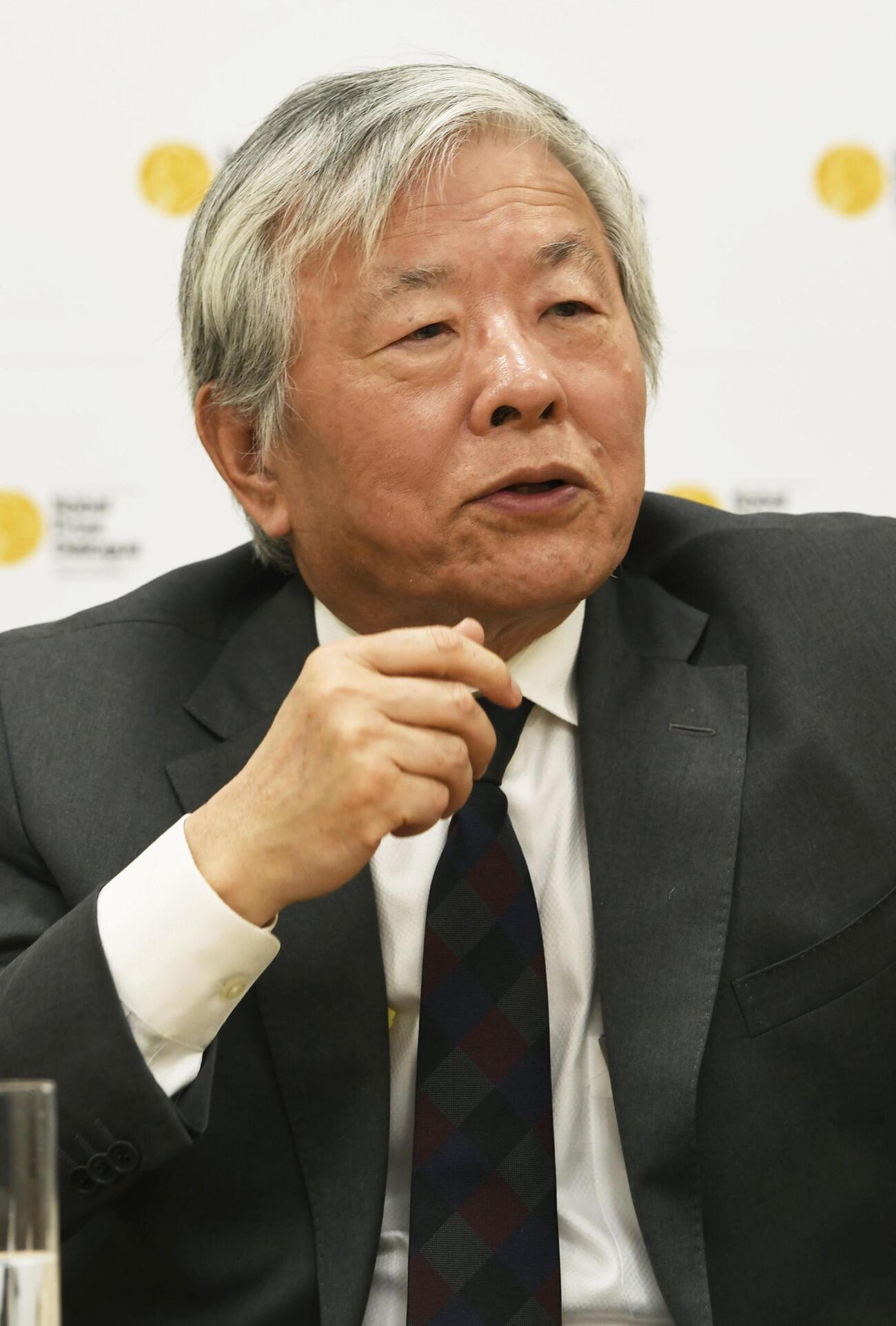 インタビューに答える利根川進さん＝2017年2月、東京都内（共同）