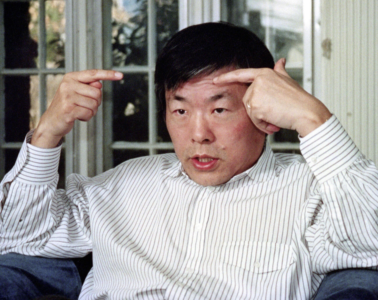 脳の研究について語る利根川進さん＝1996年、米ボストン郊外（共同）