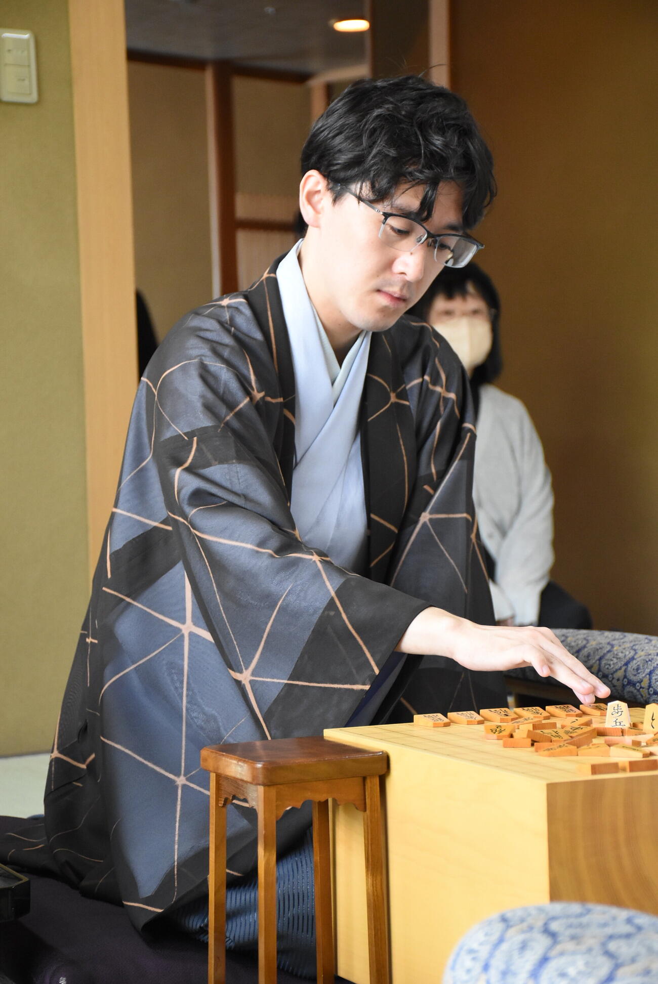 王位戦7番勝負第2局最終日に臨んだ伊藤匠2冠（日本将棋連盟提供）