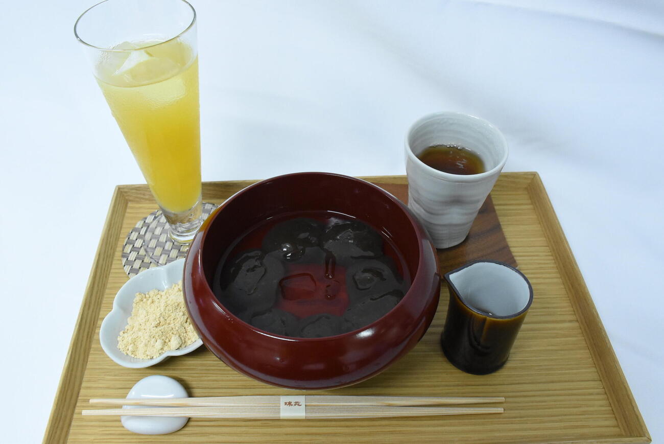 藤井聡太王位の午前のおやつ「金泉塩　本生わらび餅」「パインジュース」（日本将棋連盟提供）2026年7月16日、有馬温泉、外部提供