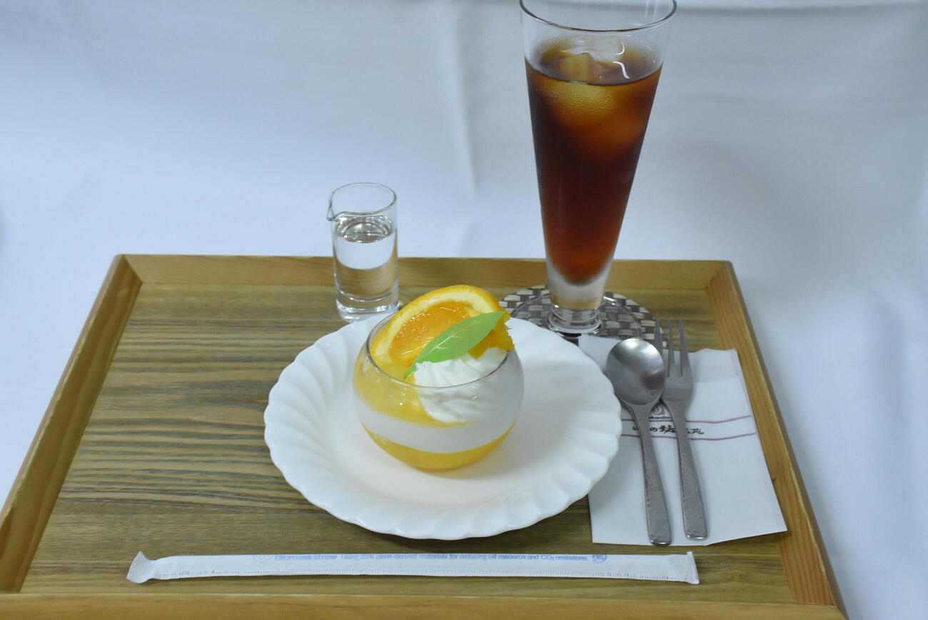 伊藤匠2冠の午前おやつ午前のおやつ「オレンジのヴェリーヌ」「アイスストレートティー」（日本将棋連盟提供）2026年7月16日、有馬温泉、外部提供