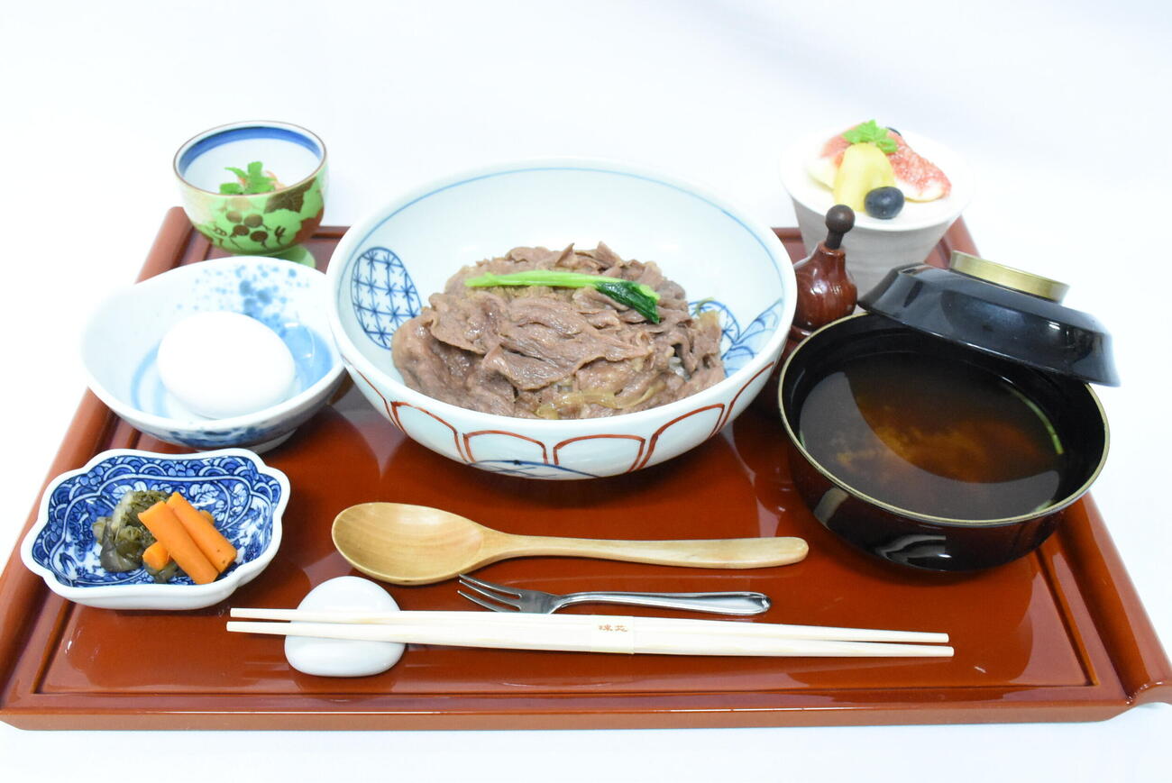 藤井聡太王位の昼食「神戸牛と淡路産玉葱の丼ぶり膳」（日本将棋連盟提供）