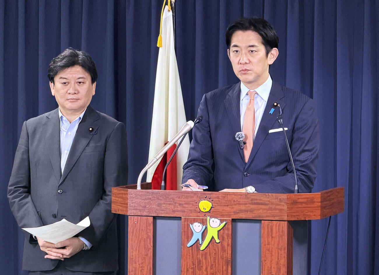 記者会見する自民党の小林政調会長（右）（共同）