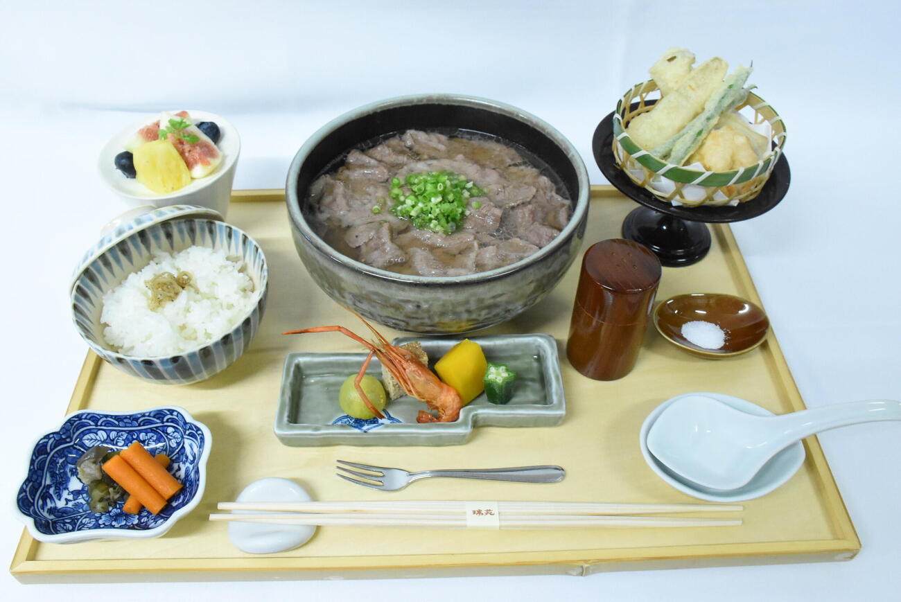 伊藤匠2冠の昼食「神戸牛肉うどん膳」（日本将棋連盟提供）