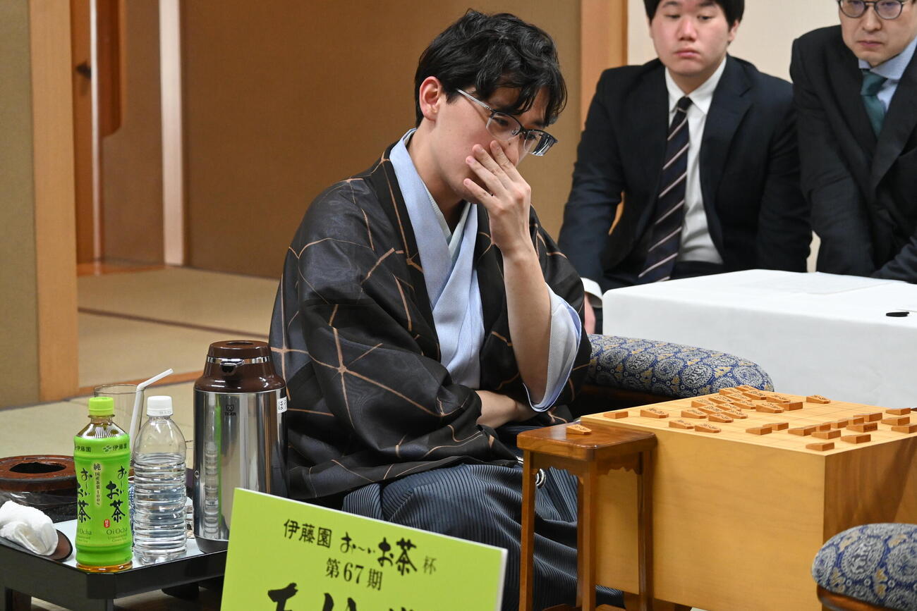 終局後、感想戦を行う伊藤匠2冠（撮影・松浦隆司）