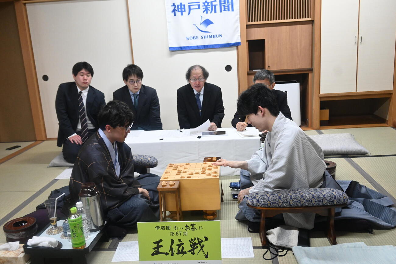 終局後、感想戦を行う藤井聡太王位（右）、伊藤匠2冠（撮影・松浦隆司）