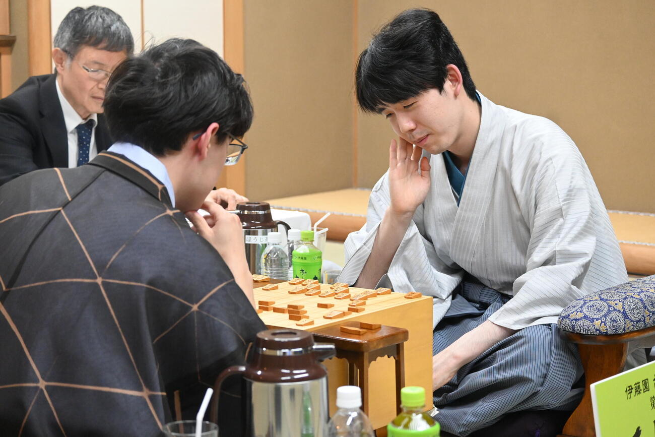 終局後、感想戦を行う藤井聡太王位（右）、伊藤匠2冠（撮影・松浦隆司）
