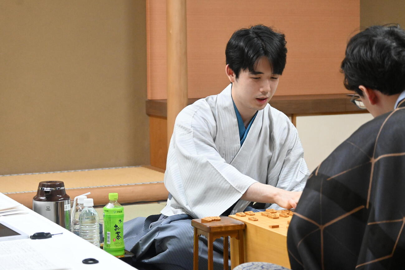 終局後、感想戦を行う藤井聡太王位（左）、伊藤匠2冠（撮影・松浦隆司）