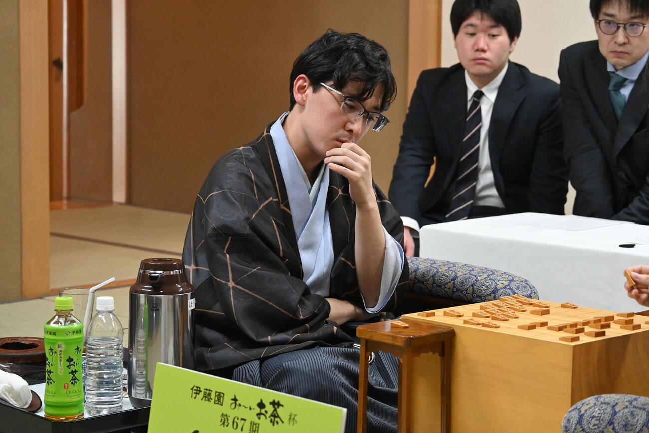 終局後、感想戦を行う伊藤匠2冠（撮影・松浦隆司）