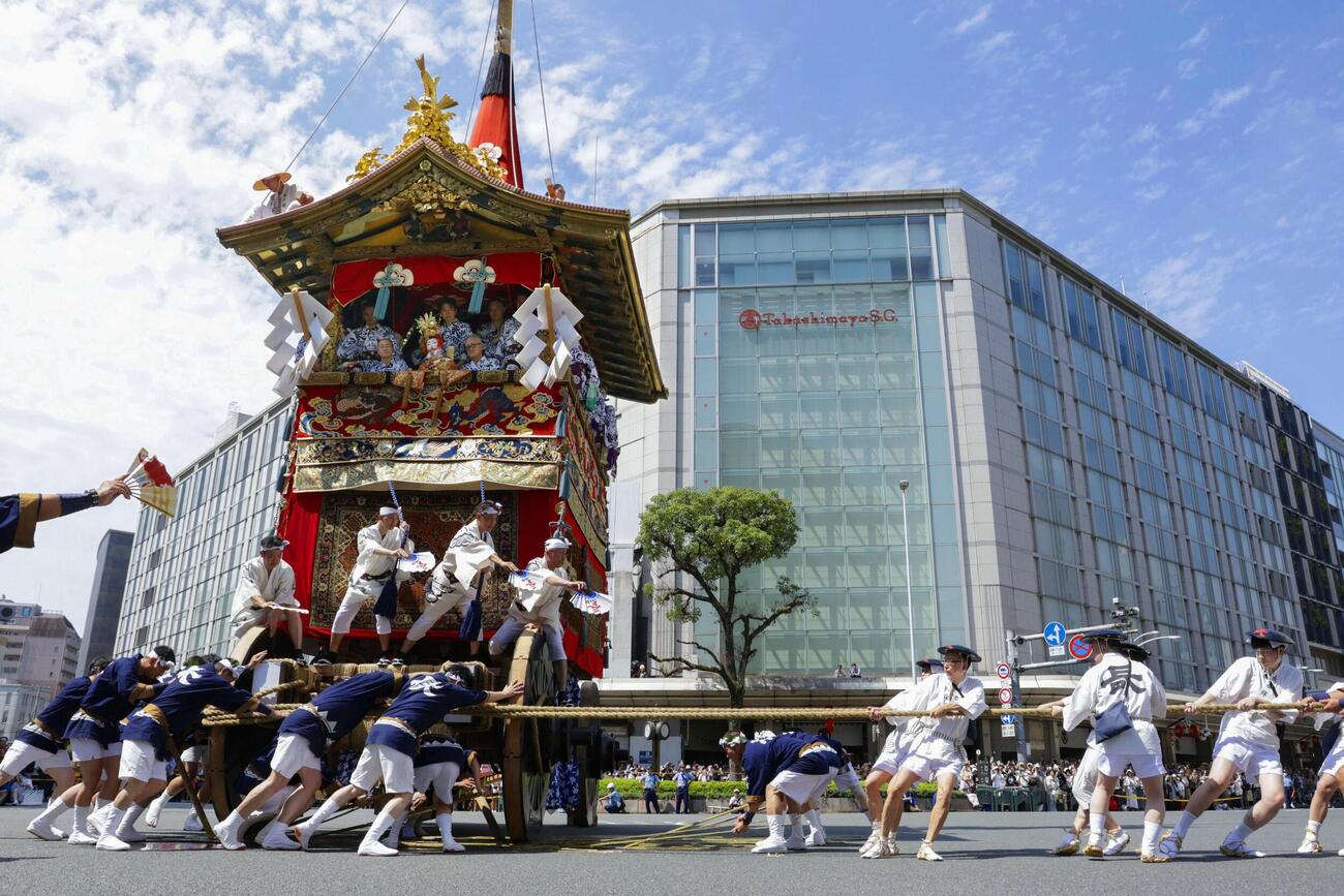 京都・祇園祭前祭の「山鉾巡行」で、辻回しされる長刀鉾＝17日午前（共同）