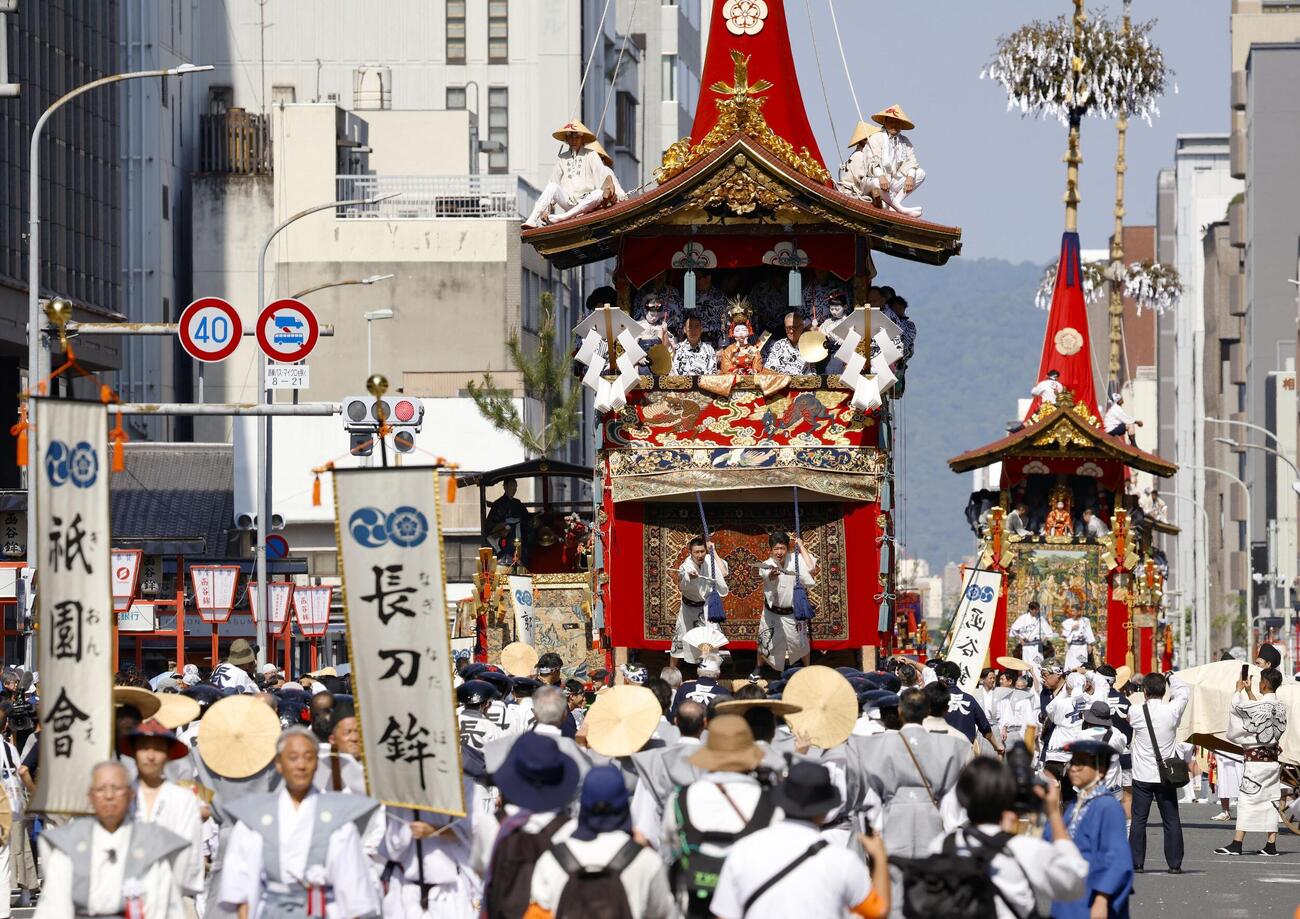 京都・祇園祭前祭の「山鉾巡行」で四条通を進む先頭の長刀鉾＝17日午前（共同）