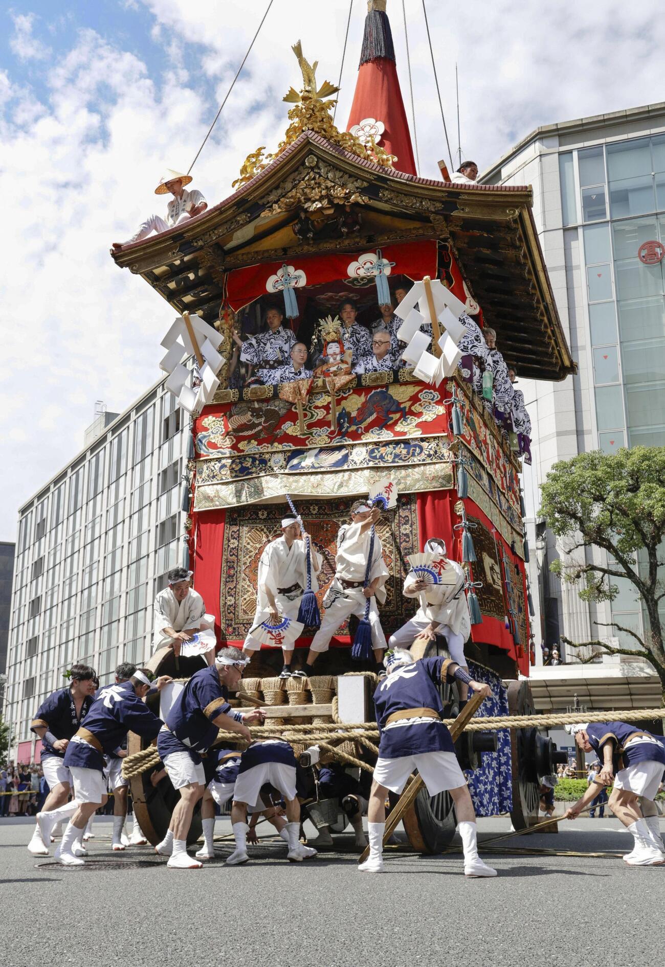 京都・祇園祭前祭の「山鉾巡行」で、辻回しされる長刀鉾＝17日午前（共同）