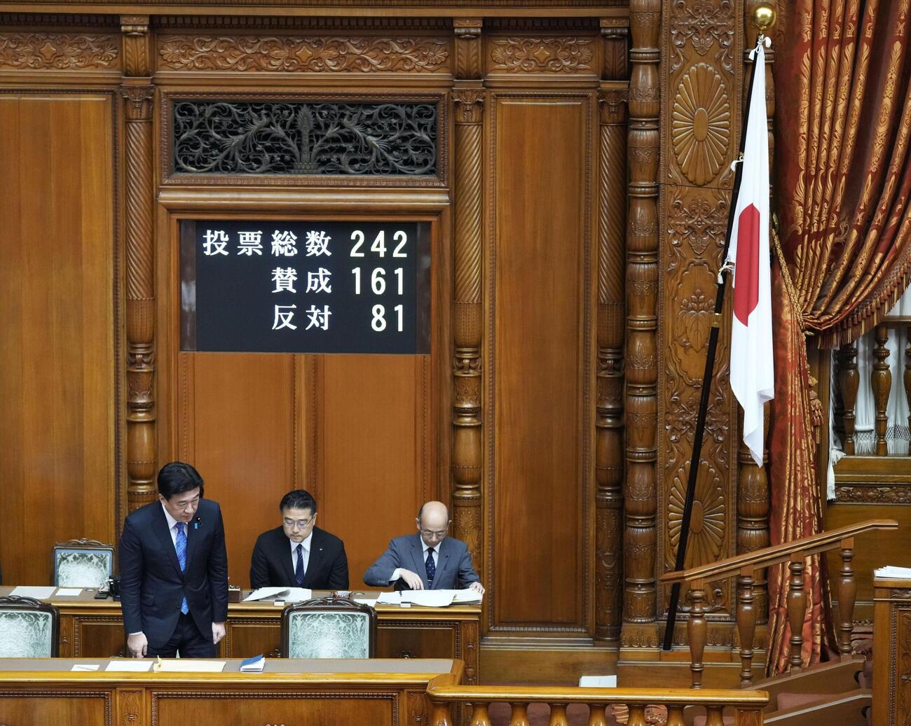 参院本会議で日本国旗損壊罪法が可決、成立し、起立する木原官房長官（左）（共同）