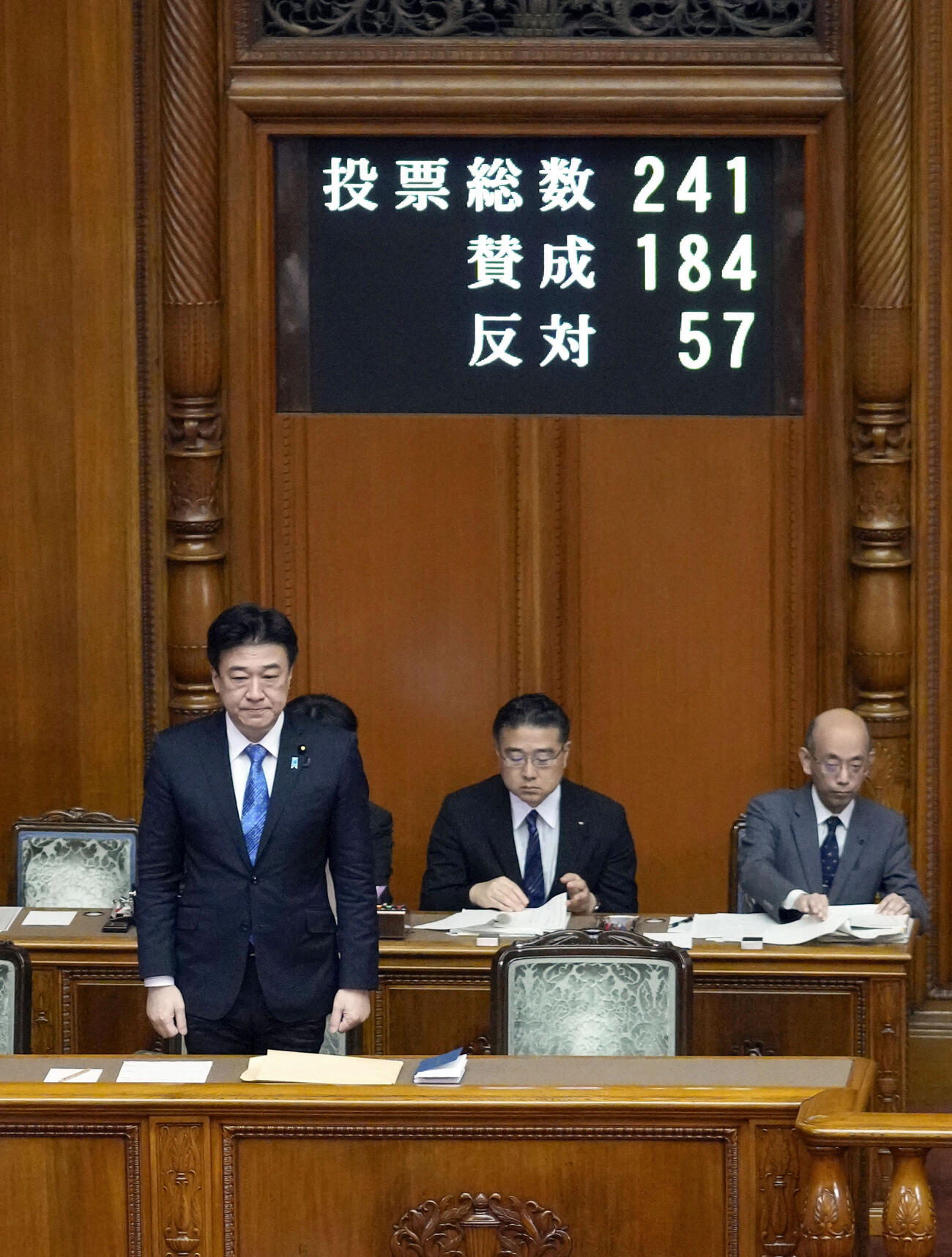 参院本会議で改正皇室典範が可決、成立し、起立する木原官房長官。1947年の施行以来、実質的な内容を伴う初めての本則改正となった