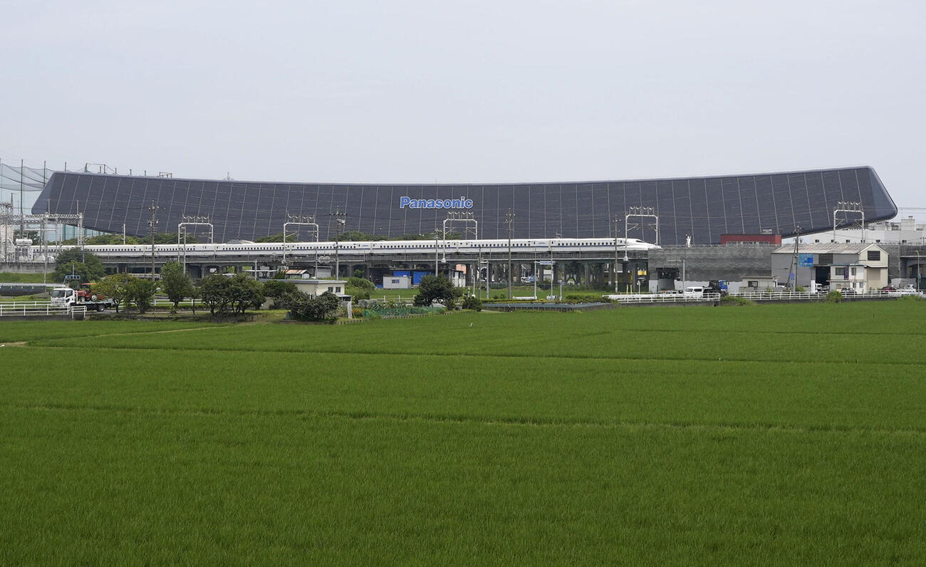 岐阜県安八町の太陽光発電施設「ソーラーアーク」。手前は東海道新幹線（共同）