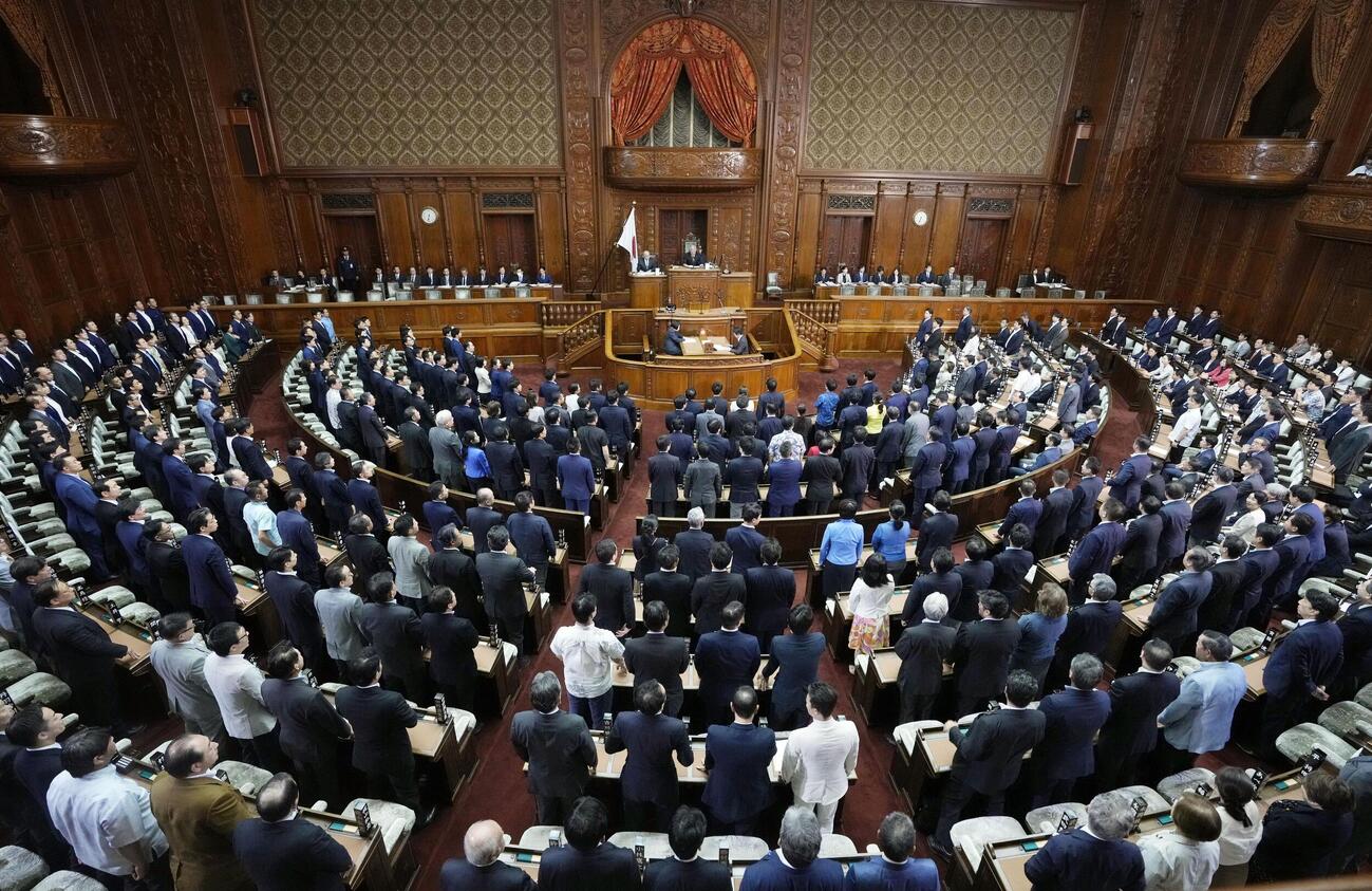 特別国会の会期を8日間延長することを賛成多数で議決した衆院本会議＝17日午後