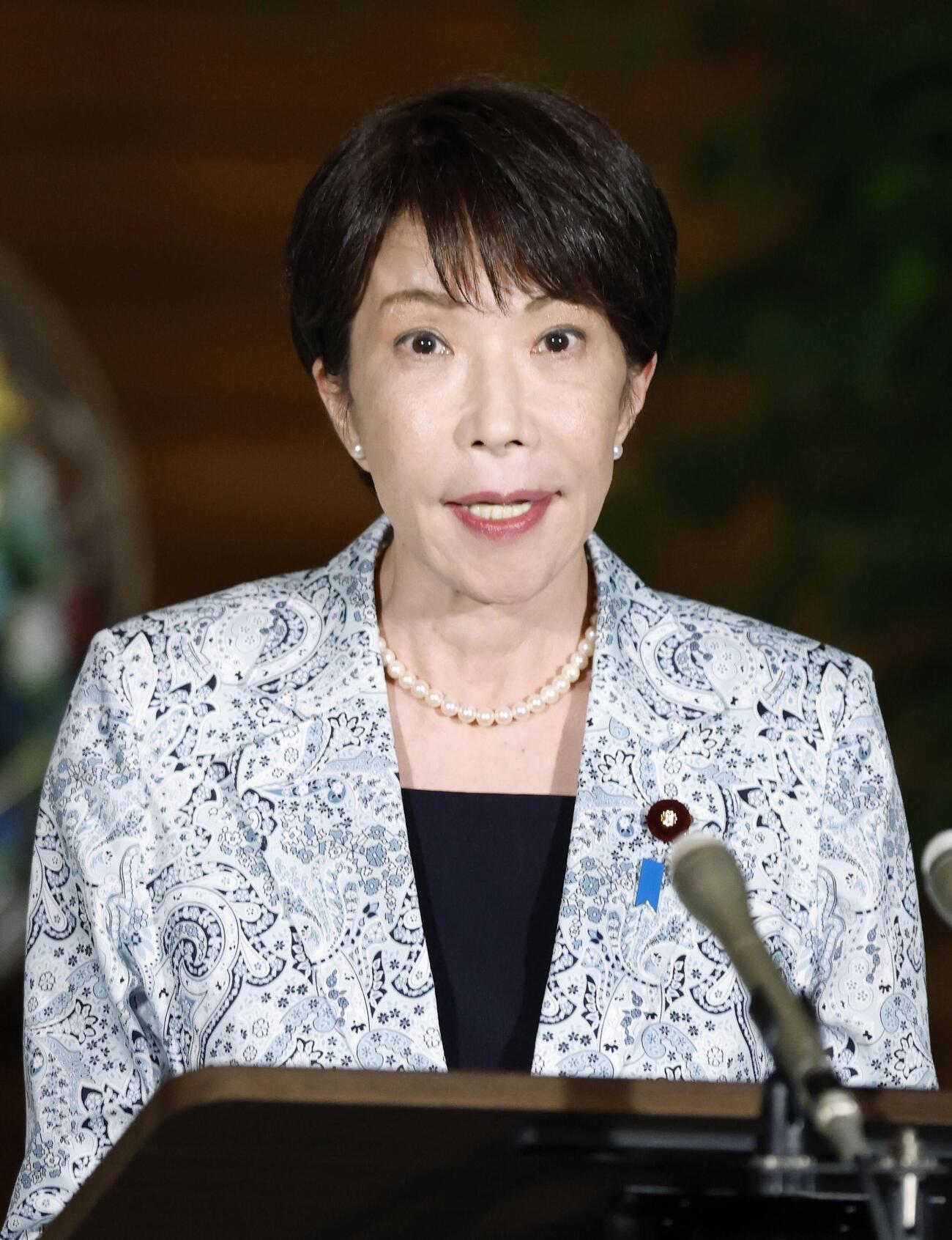 特別国会の会期延長などについて、記者団の取材に応じる高市首相＝17日午後、首相官邸(共同)