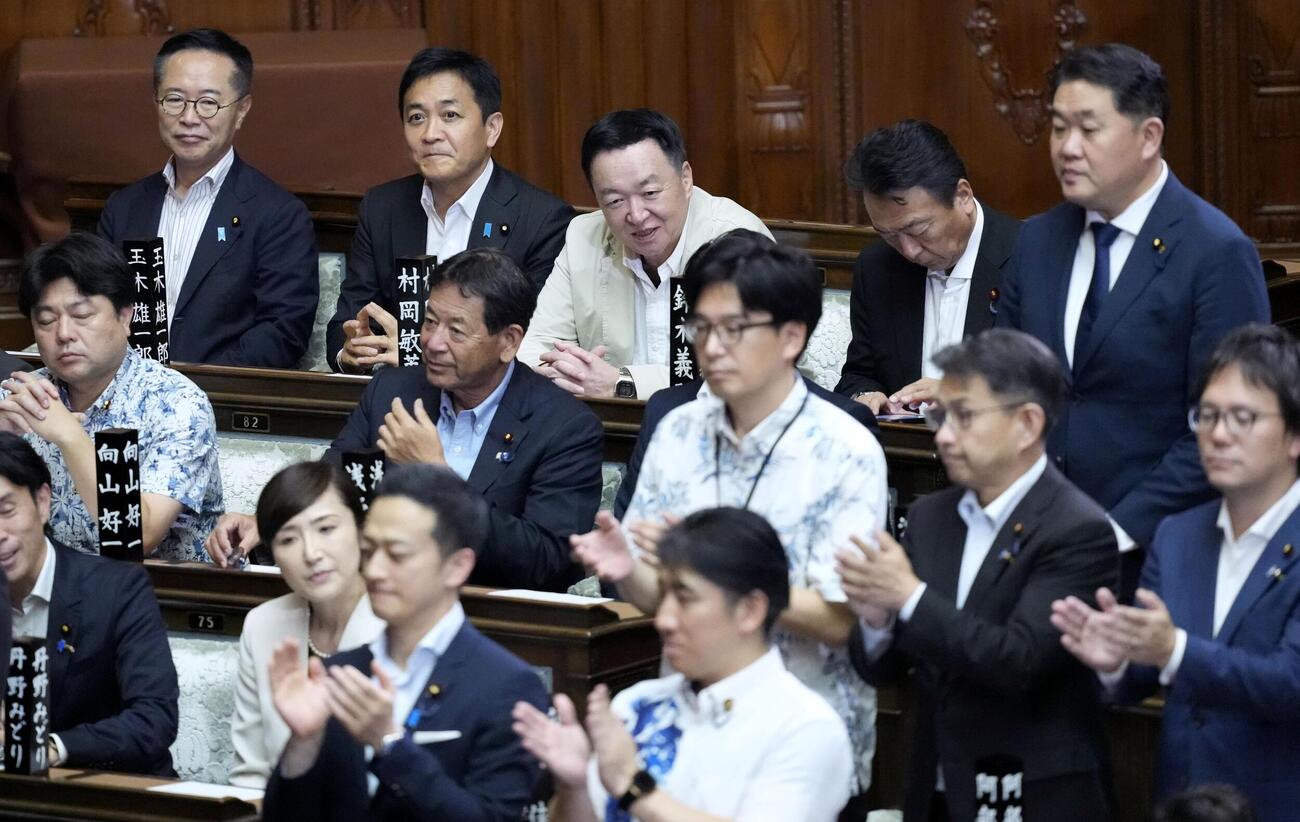 8日間の会期延長に反対した国民民主党の玉木代表（上段左から2人目）ら＝17日午後、衆院本会議場(共同)