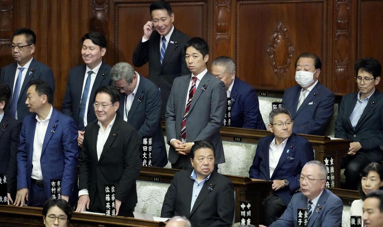 8日間の会期延長に賛成した日本維新の会の藤田共同代表（中央）ら＝17日午後(共同)